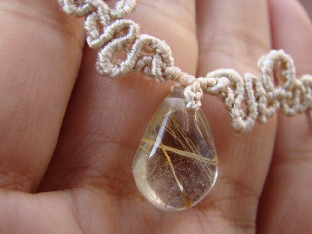 ルチルクォーツとシルクコードのマクラメ編みブレスレット | iichi