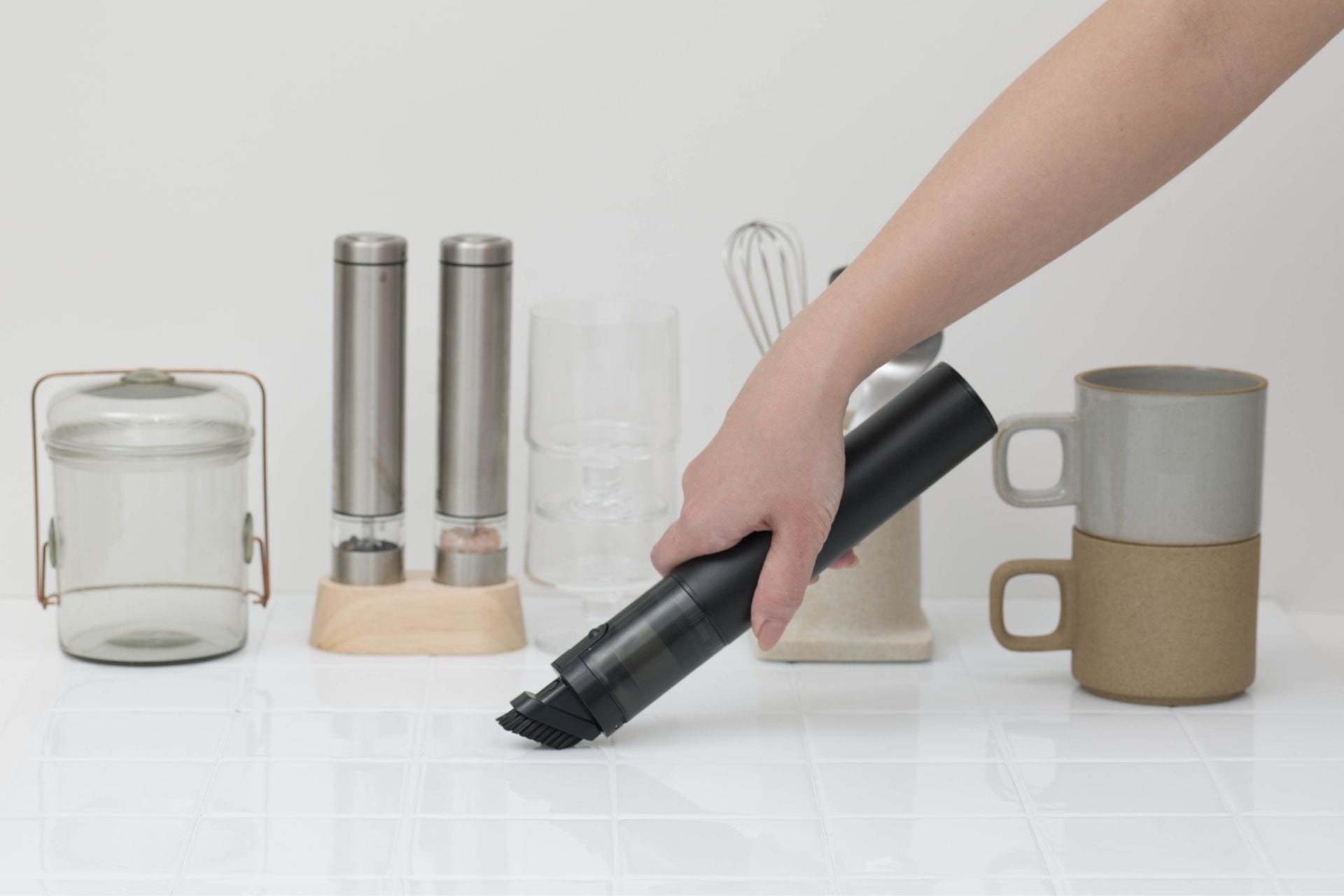 手の届く場所に置いてサッとお掃除 約350gの軽量ハンディクリーナー